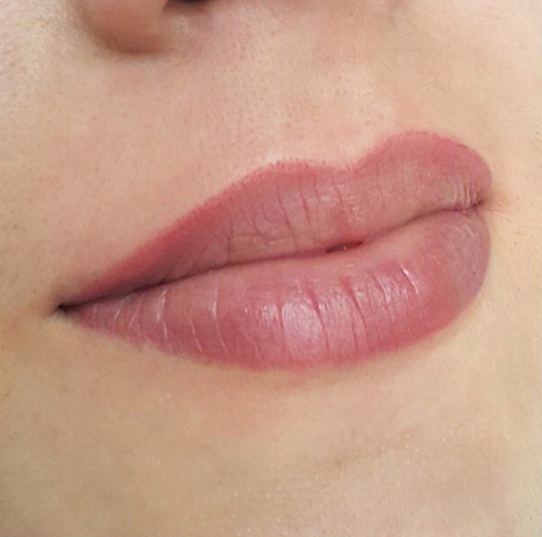 Татуаж контура губ с обводкой фото - The Lashes